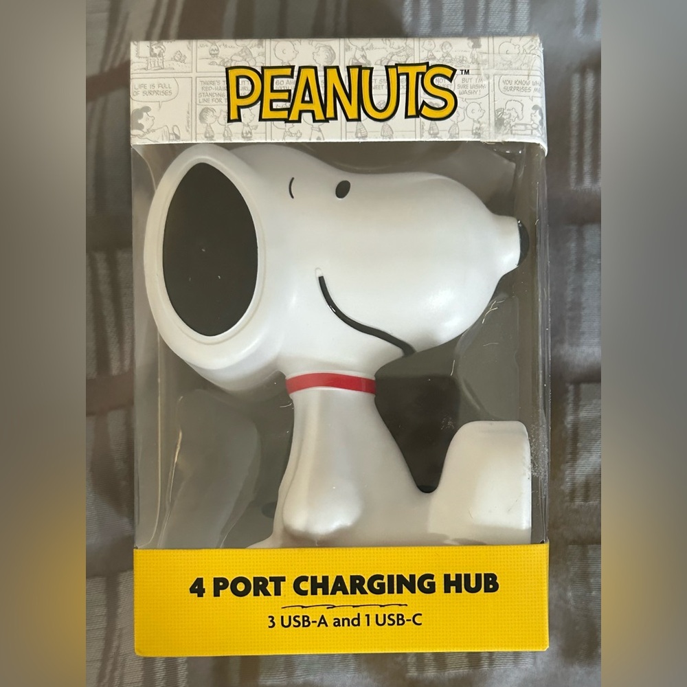 4️⃣ Peanuts Snoopy 4-Port Charging Hub, NWT